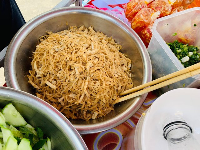 Món ngon miền Tây: 'Phải lòng' bánh tằm bì Bạc Liêu trên xe đẩy gần chợ Tân Định