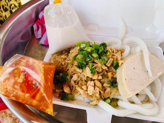 Món ngon miền Tây: 'Phải lòng' bánh tằm bì Bạc Liêu trên xe đẩy gần chợ Tân Định