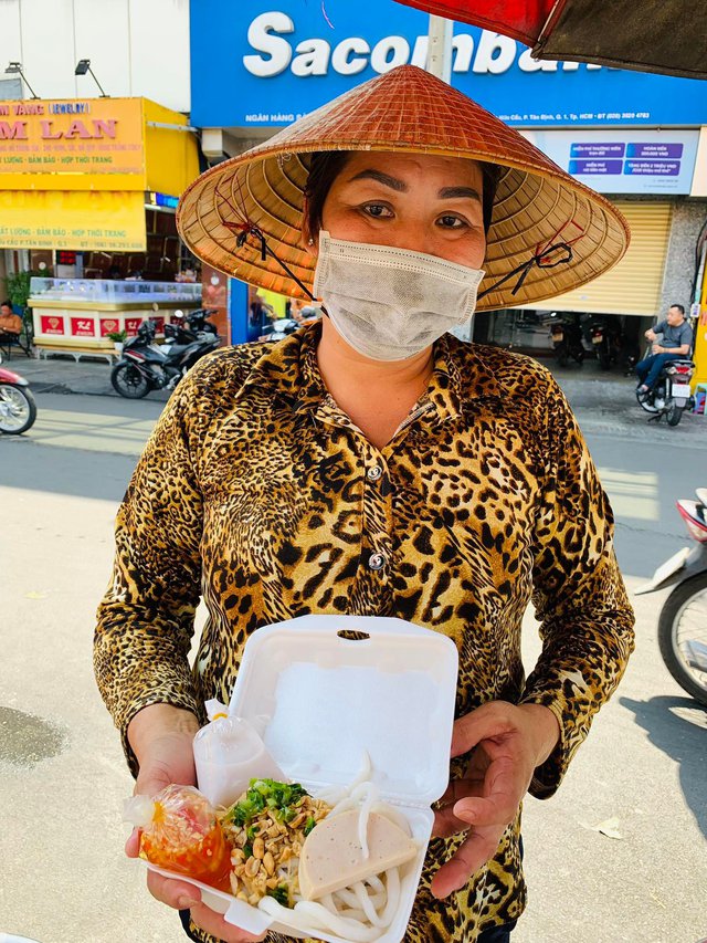 Món ngon miền Tây: 'Phải lòng' bánh tằm bì Bạc Liêu trên xe đẩy gần chợ Tân Định