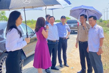 Chairman of Provincial People's Committee works at Duc Hoa III Industrial Park