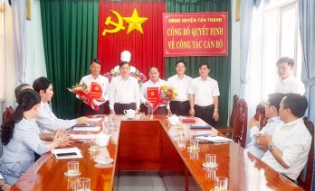 Tân Thạnh công bố các quyết định về công tác cán bộ