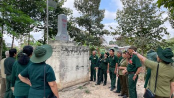 Ban Liên lạc Cựu chiến binh e320, tỉnh Bến Tre về thăm chiến trường xưa tại huyện Tân Hưng