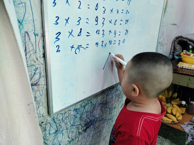 Bé trai 37 tháng tuổi ở Cà Mau biết làm toán và đọc thạo tiếng Anh