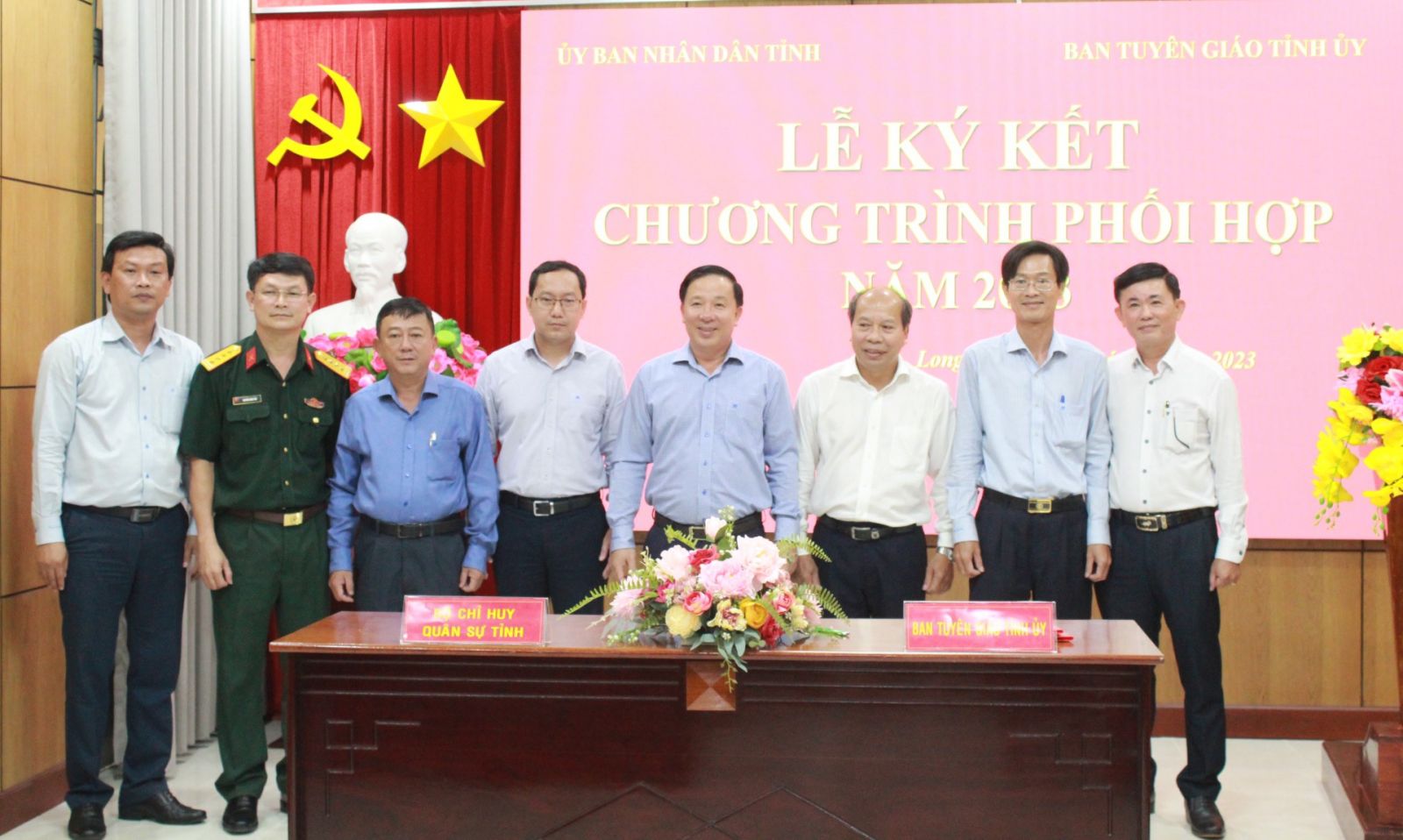 Signing cooperation program between Provincial Party Committee's Propaganda Department and Provincial People's Committee
