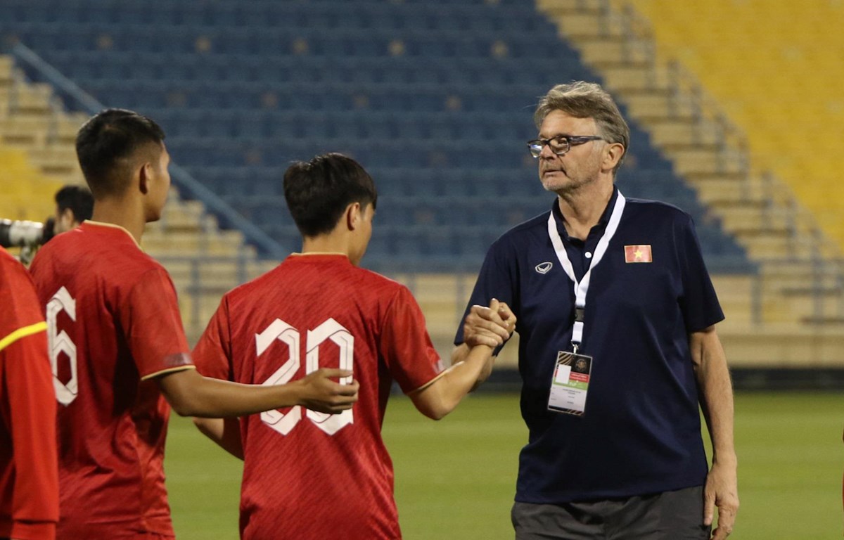 Thời gian sẽ trả lời cho triết lý bóng đá mới của Philippe Troussier