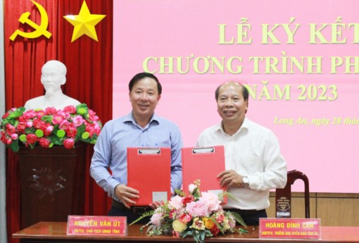 Signing cooperation program between Provincial Party Committee's Propaganda Department and Provincial People's Committee