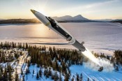 Đặt lên 'bàn cân' bom thông minh GLSDB và hệ thống tên lửa HIMARS