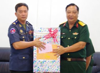 Bộ Chỉ huy Quân sự tỉnh Long An thăm, chúc tết Chôl Chnăm Thmây tại Campuchia