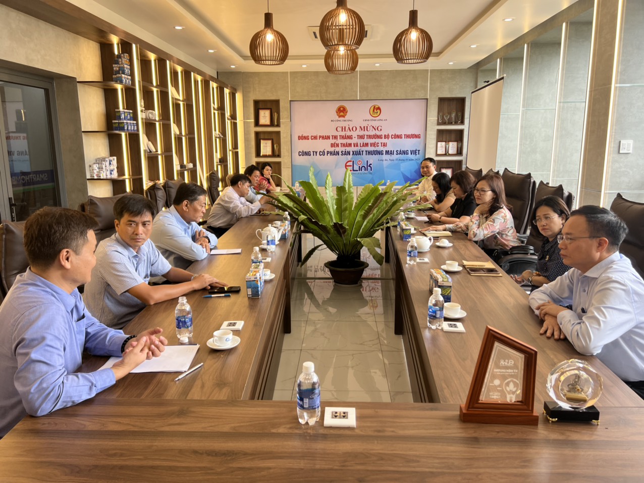 Deputy Minister of Industry and Trade - Phan Thi Thang works in Long An