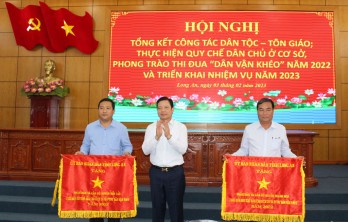 Thạnh Hóa - Lá cờ đầu trong thực hiện quy chế dân chủ gắn với Dân vận khéo Thạnh Hóa - Lá cờ đầu trong thực hiện quy chế dân chủ gắn với Dân vận khéo