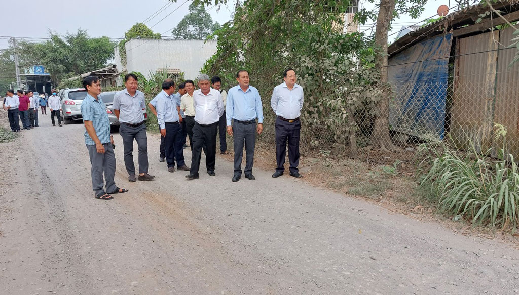 Phó Chủ tịch UBND tỉnh - Nguyễn Minh Lâm kiểm tra tiến độ giải phóng mặt bằng công trình Đường tỉnh 827D