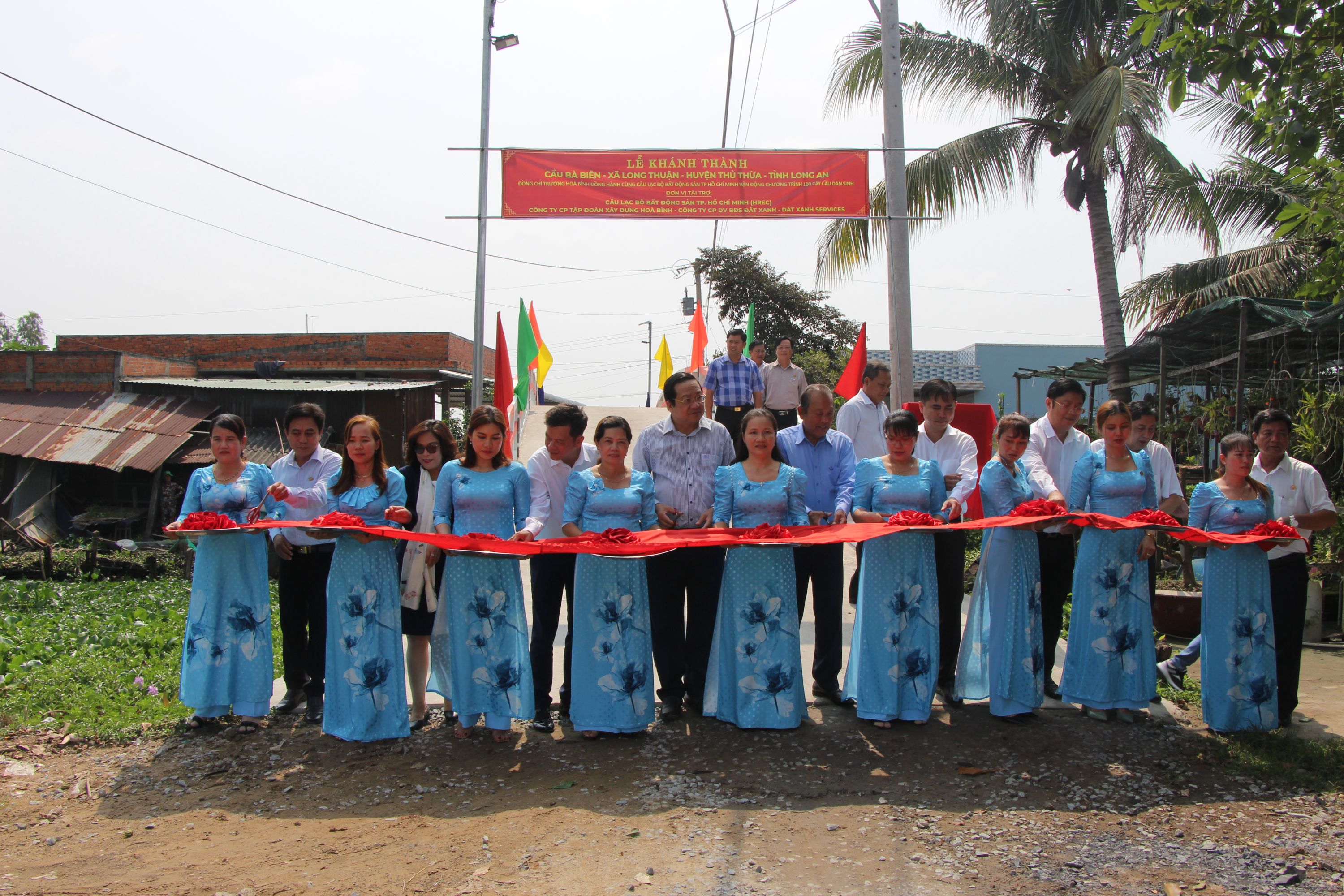 Nguyên Phó Thủ tướng Thường trực Chính phủ - Trương Hòa Bình dự khánh thành cầu giao thông nông thôn tại Thủ Thừa, Châu Thành