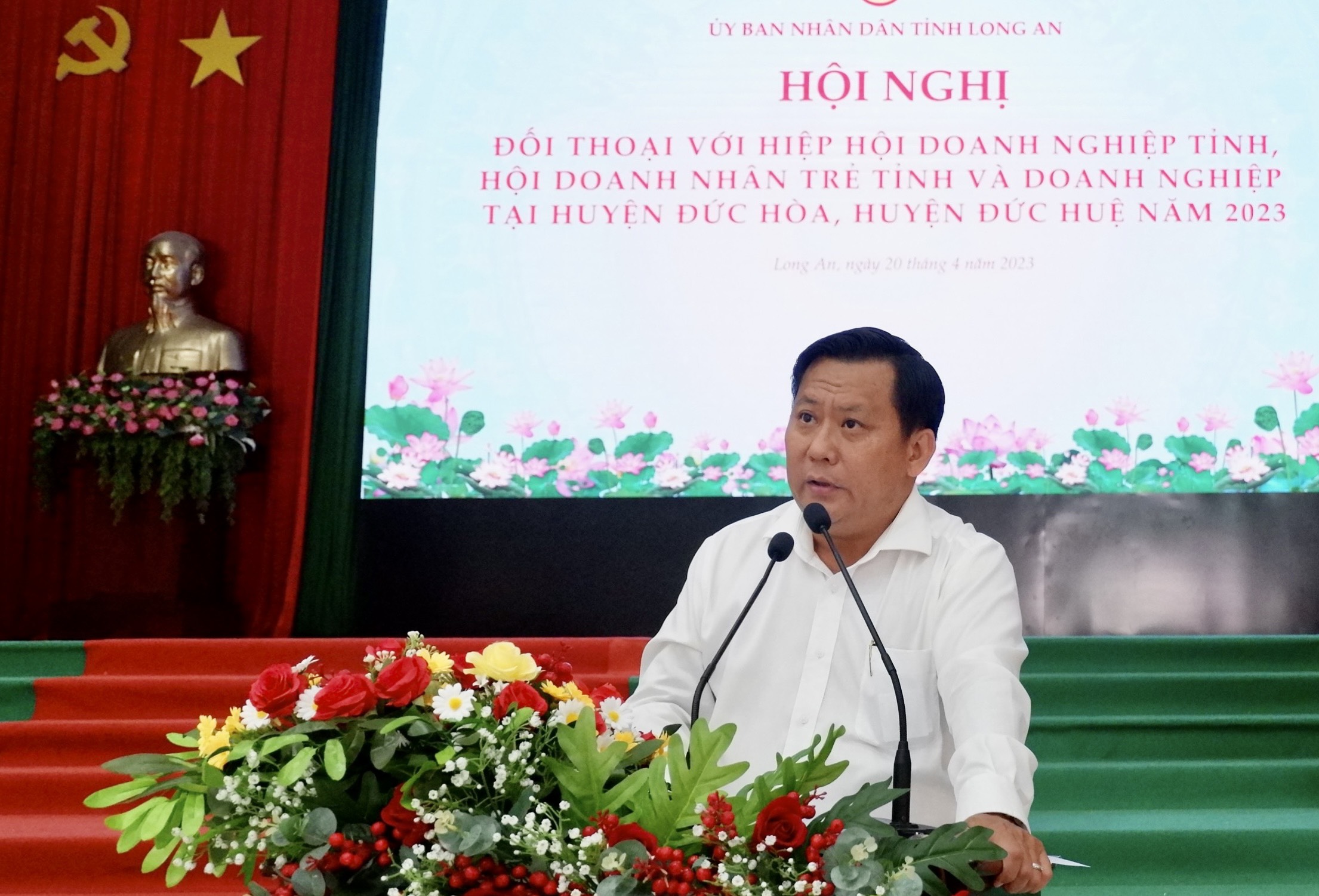 Leaders of Long An Provincial People's Committee hold dialogue and solve difficulties for businesses