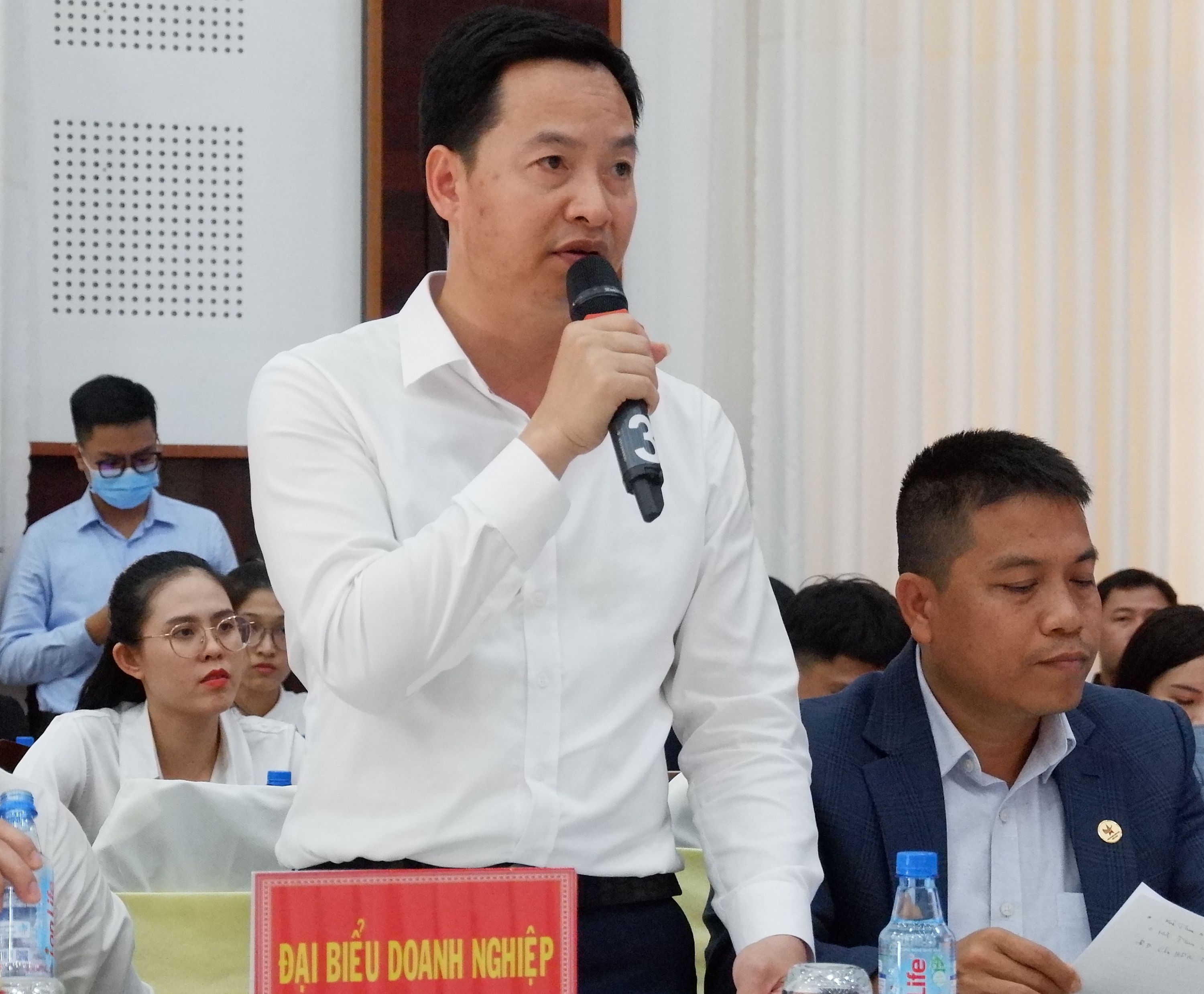Leaders of Long An Provincial People's Committee hold dialogue and solve difficulties for businesses