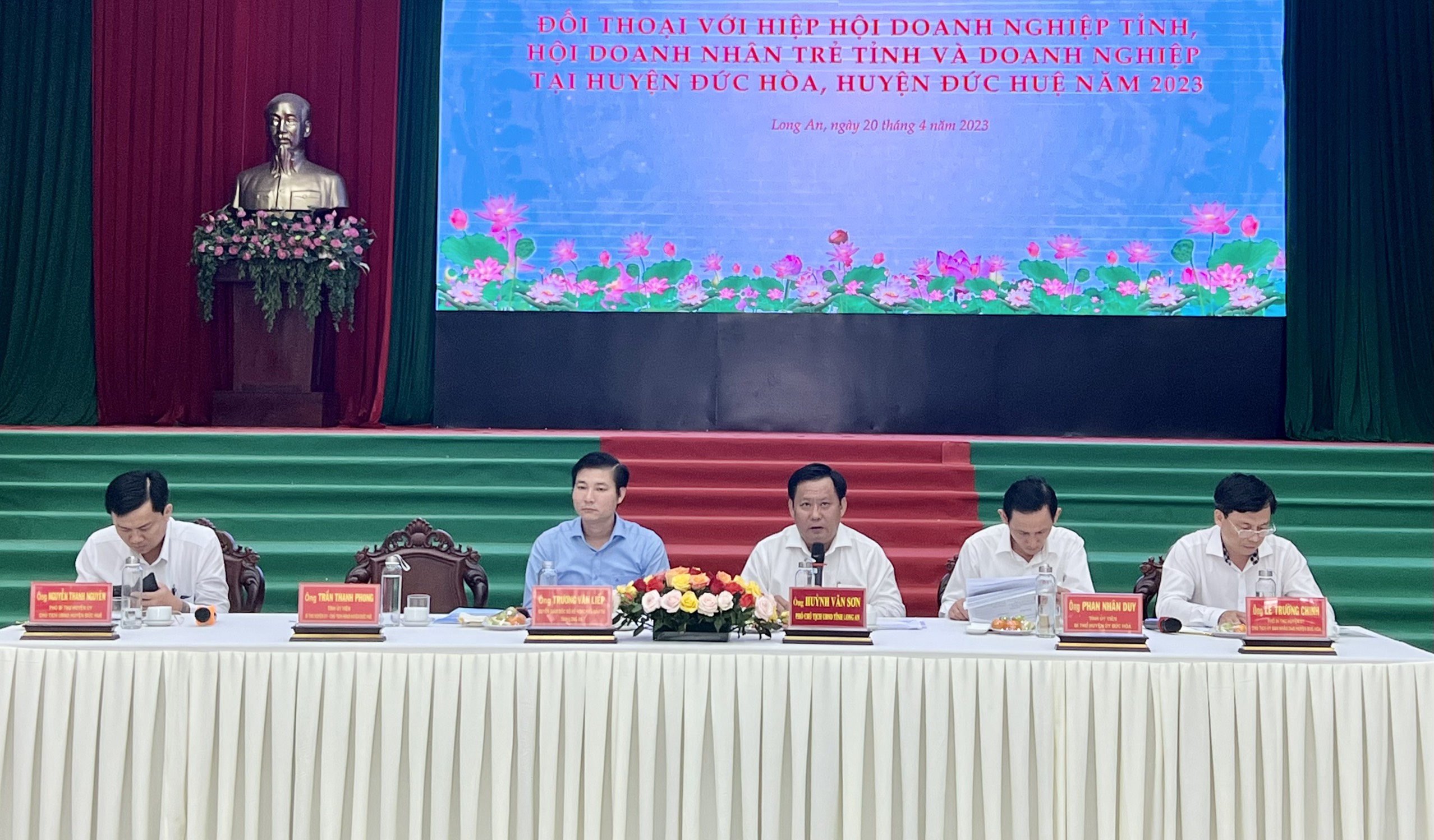 Leaders of Long An Provincial People's Committee hold dialogue and solve difficulties for businesses