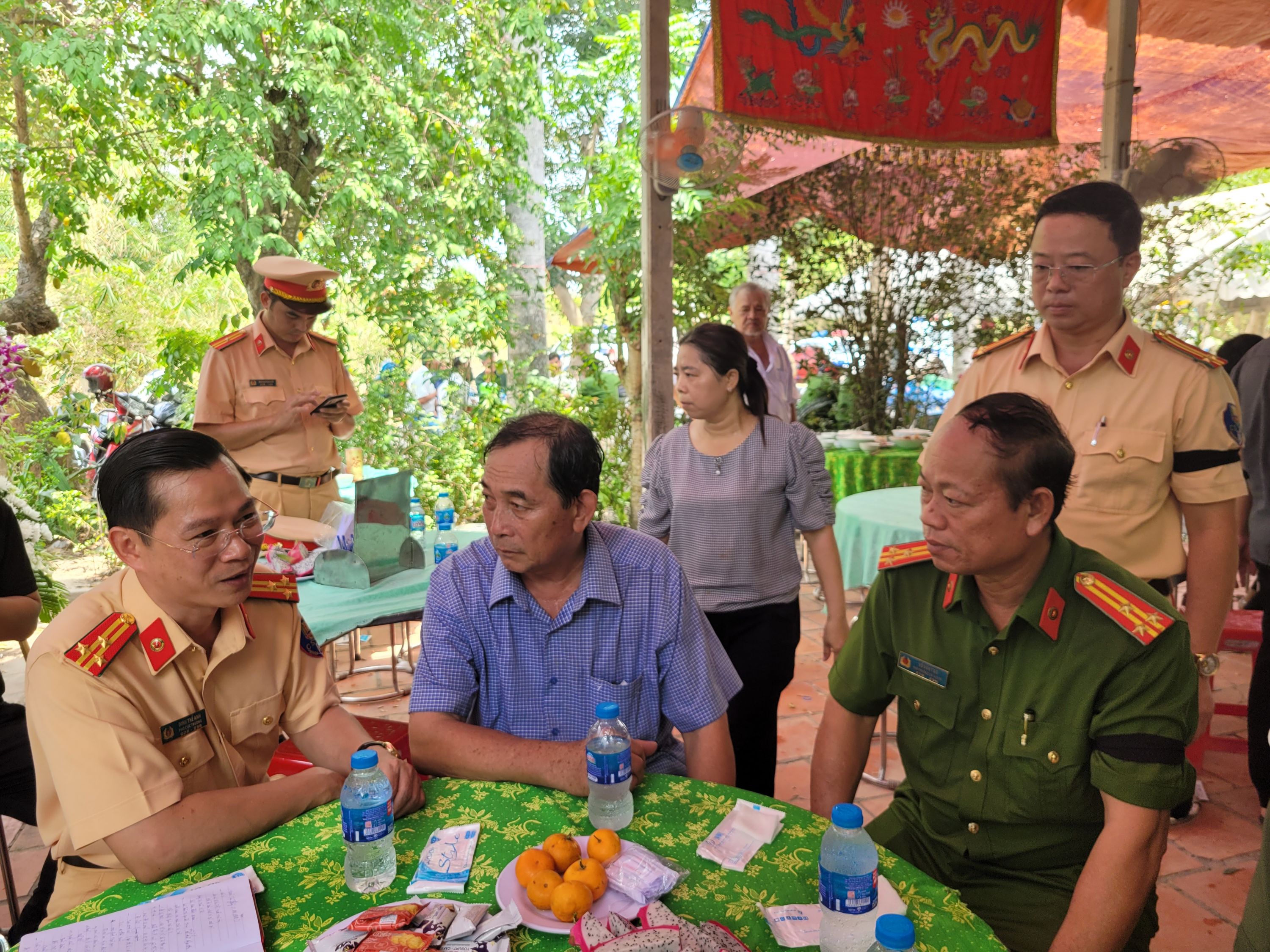 Cục Cảnh sát giao thông đến viếng Thiếu tá Nguyễn Xuân Hào và chia buồn cùng gia đình