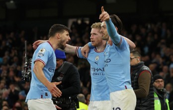 'Phơi áo' trước Man City, ngôi đầu bảng của Arsenal lung lay