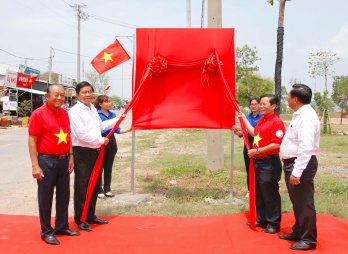 Tự hào ‘Đường cờ Tổ quốc’ ở huyện biên giới Vĩnh Hưng
