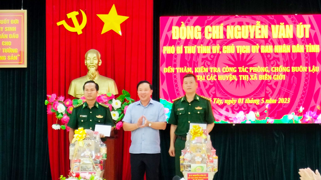 Chairman of Long An Provincial People's Committee inspects anti-smuggling work in Duc Hue