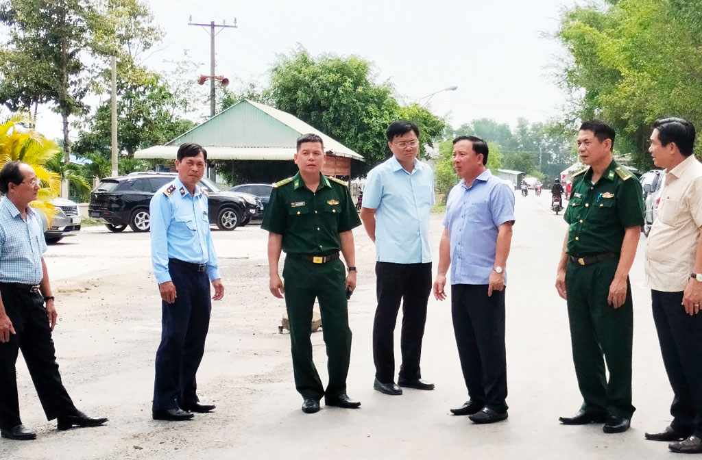Chairman of Long An Provincial People's Committee inspects anti-smuggling work in Duc Hue