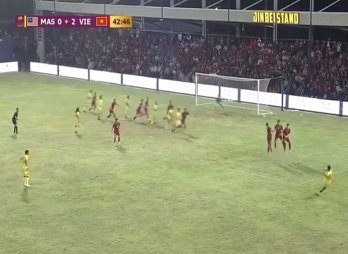 Xem lại pha bắt bóng 'hụt' của thủ môn U22 Việt Nam giúp U22 Malaysia rút ngắn tỉ số