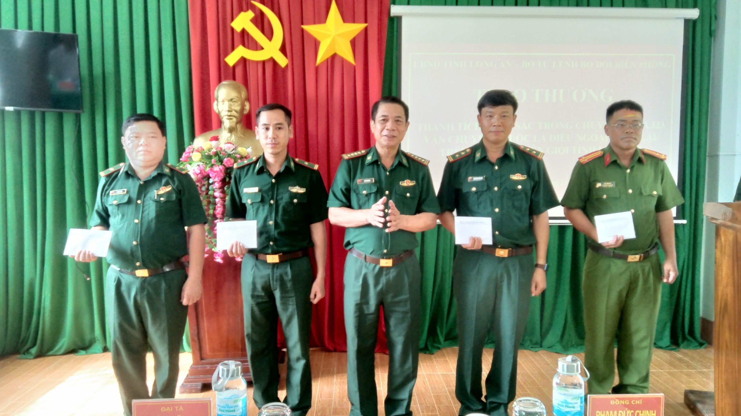 Khen thưởng chuyên án bắt trên 57.000 gói thuốc lá lậu