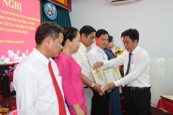 Thủ Thừa biểu dương, khen thưởng các điển hình tiên tiến trong việc học tập và làm theo Bác Thủ Thừa biểu dương, khen thưởng các điển hình tiên tiến trong việc học tập và làm theo Bác