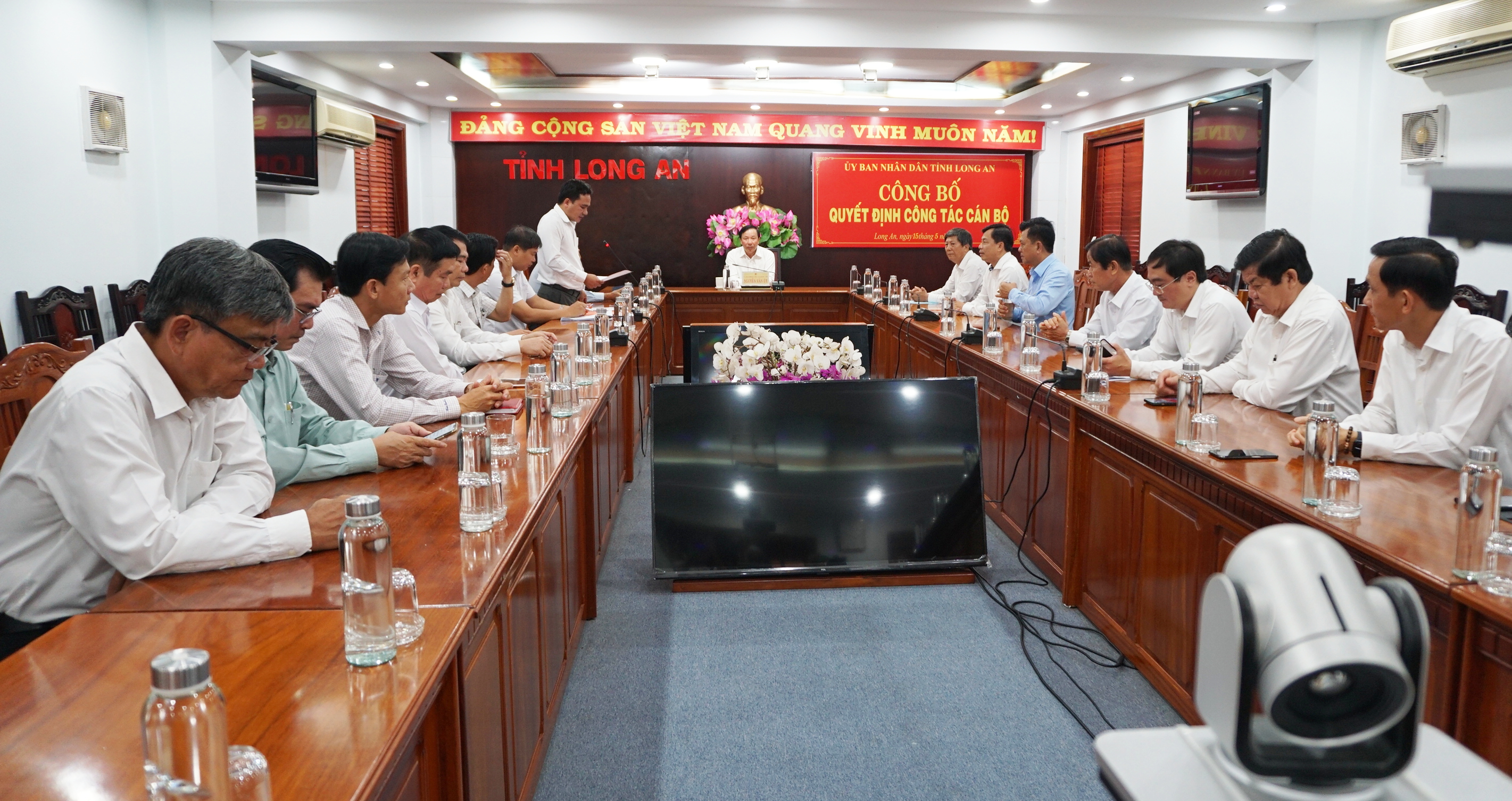 Long An Provincial People's Committee announces decisions on personnel