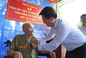 Phó Bí thư Thường trực Tỉnh ủy, Trưởng đoàn đại biểu Quốc hội tỉnh - Nguyễn Thanh Hải trao Huy hiệu Đảng tại Cần Giuộc