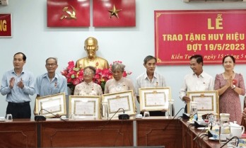 Kiến Tường trao Huy hiệu Đảng cho 10 đảng viên cao niên
