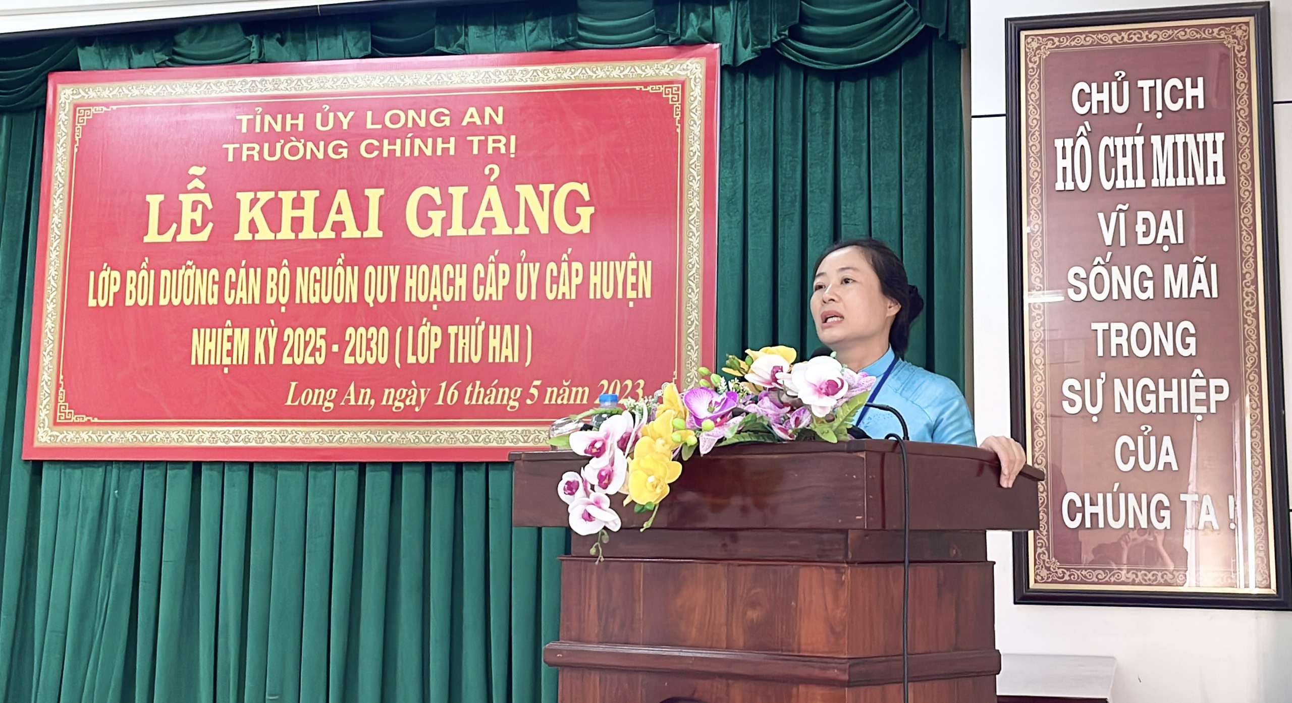 Hiệu trưởng trường Chính trị Long An - Huỳnh Thị Thu Năm phát biểu tại lễ khai giảng