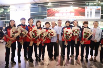 Huỳnh Như và đồng đội được chào đón nồng nhiệt khi mang Huy chương Vàng SEA Games trở về
