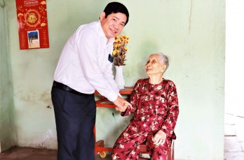 Cần Đước trao Huy hiệu 60 năm tuổi Đảng cho đảng viên Phạm Thị Viễn