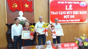Châu Thành trao Huy hiệu Đảng đợt 19/5