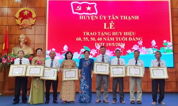 Tân Thạnh trao Huy hiệu Đảng đợt 19/5