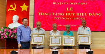 Thạnh Hoá trao tặng, truy tặng Huy hiệu Đảng đợt 19/5 Thạnh Hoá trao tặng, truy tặng Huy hiệu Đảng đợt 19/5