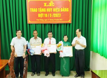 Vĩnh Hưng trao Huy hiệu Đảng đợt 19/5 Vĩnh Hưng trao Huy hiệu Đảng đợt 19/5