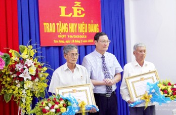 Tân Hưng trao Huy hiệu Đảng đợt 19/5 Tân Hưng trao Huy hiệu Đảng đợt 19/5