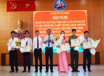 Cần Giuộc khen thưởng 5 tập thể, 11 cá nhân trong học tập và làm theo Bác