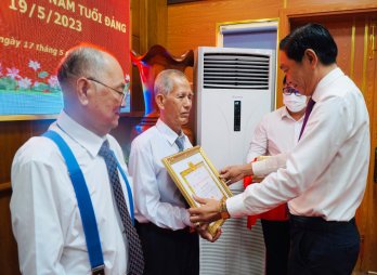 Cần Giuộc trao Huy hiệu Đảng đợt 19/5