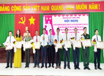 Tân Trụ biểu dương 9 tập thể, 29 cá nhân điển hình học tập và làm theo Bác