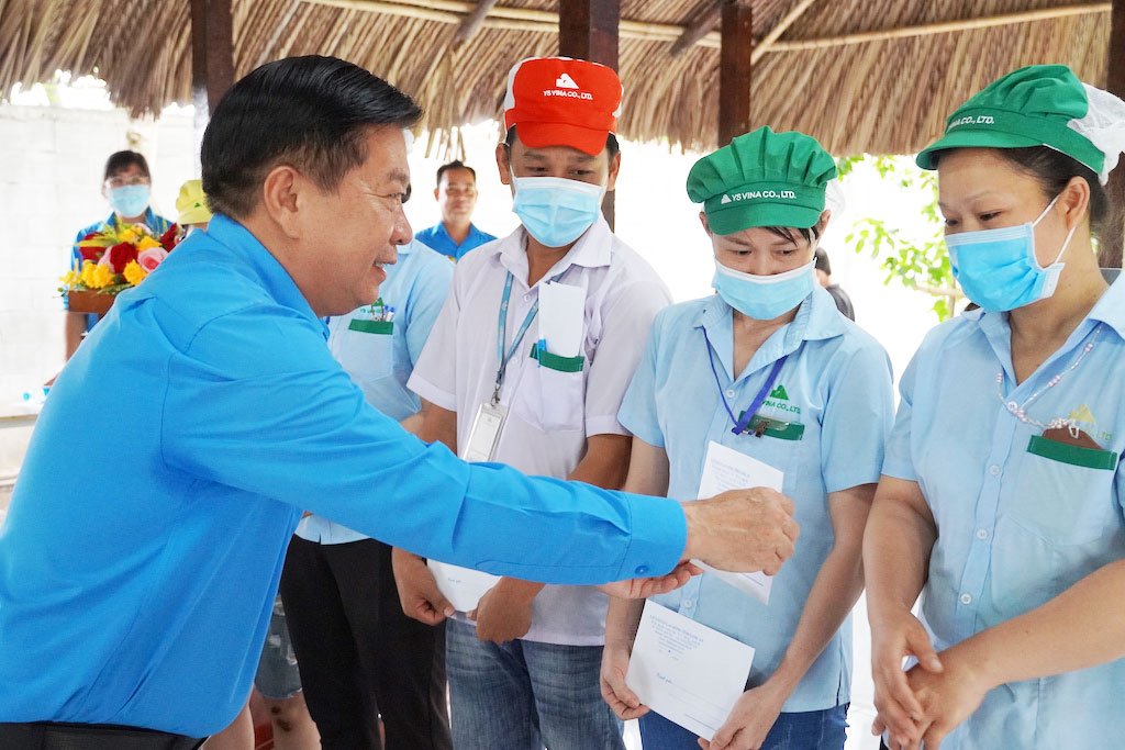 Tặng 60 suất quà cho công nhân, lao động trong Chương trình 'Cảm ơn người lao động'