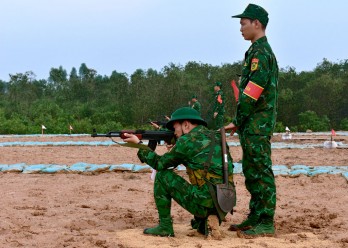 Kiểm tra thực hành ném lựu đạn và bắn đạn thật cho chiến sĩ mới