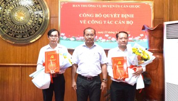 Cần Giuộc công bố các quyết định về công tác cán bộ