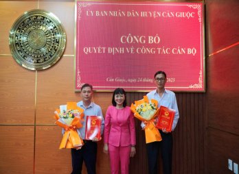 Cần Giuộc công bố các quyết định về công tác cán bộ