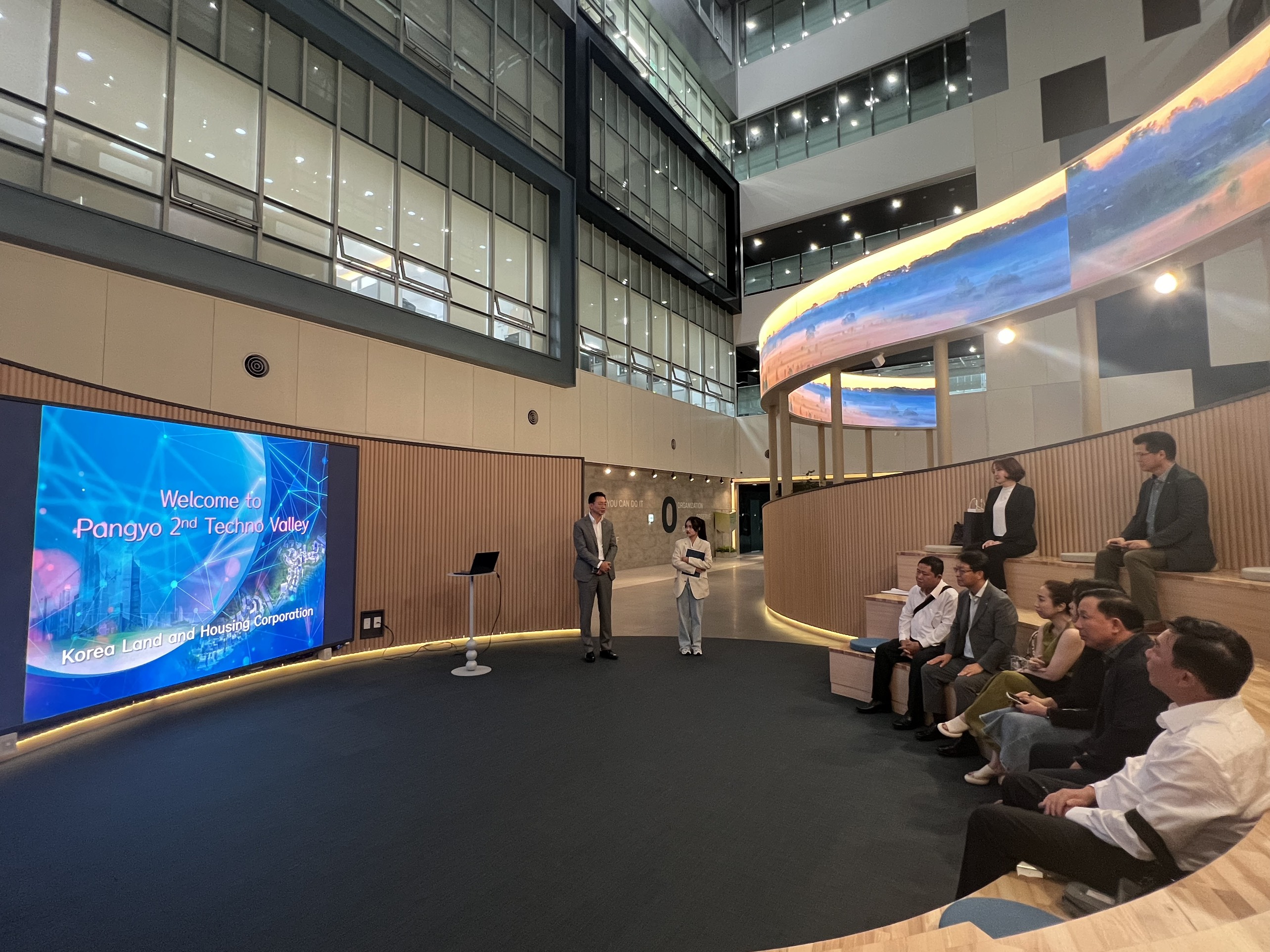 Long An province delegation surveys Pangyo Techno Valley in Korea