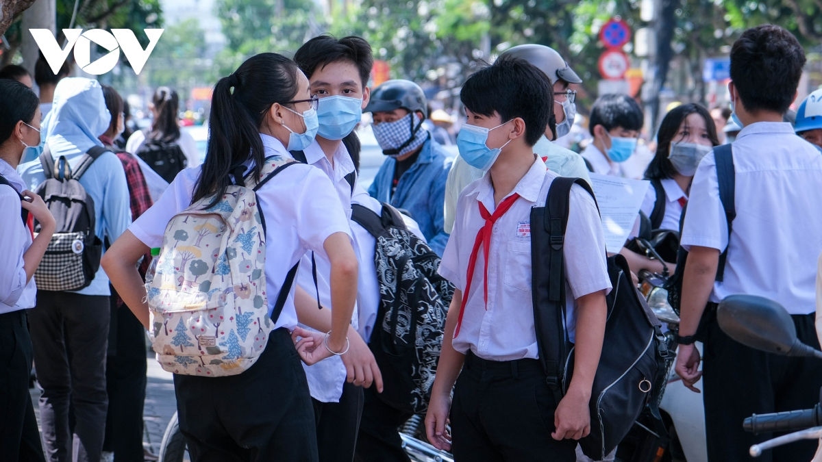 Thấy gì từ trào lưu khoe điểm của con trên mạng xã hội?