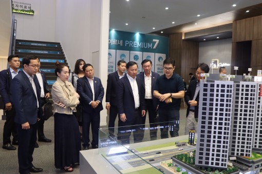 Long An delegation visits and works with STS Development Group in Korea