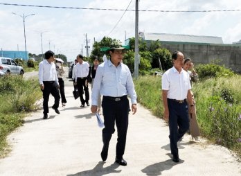 Phó Chủ tịch UBND tỉnh - Phạm Tấn Hòa khảo sát, kiểm tra các công trình tại huyện Đức Huệ