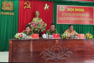 Công an huyện Tân Trụ đối thoại về giải quyết thủ tục hành chính